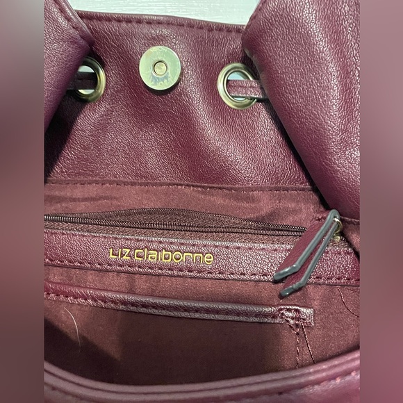 Liz Claiborne maroon leather shoulder bag. - Picture 4 of 8